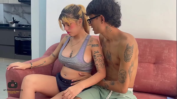 Le bajo el estrés a mi pequeña hermanastra con una rica follada y termino viniéndome en su culo.