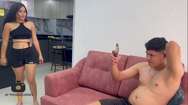 Mi pequeña hermosa hermanastra me pide una sesion de fotos para su novio y me la termino cogiendo duro hasta venirme en sus tetas.
